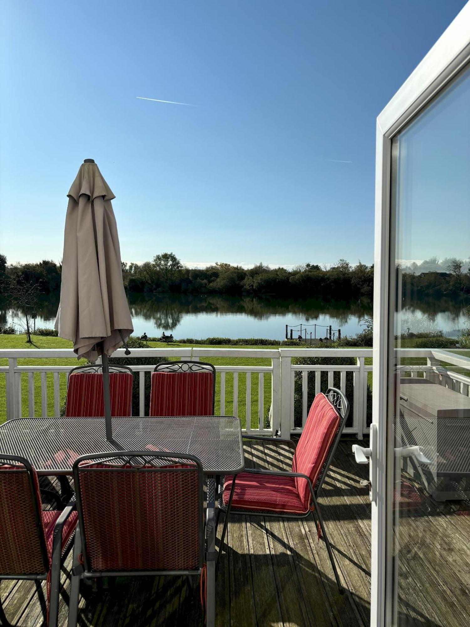 Kinsale Lodge - Cotswolds Lakeside - Spring Lake South Cerney Exterior photo